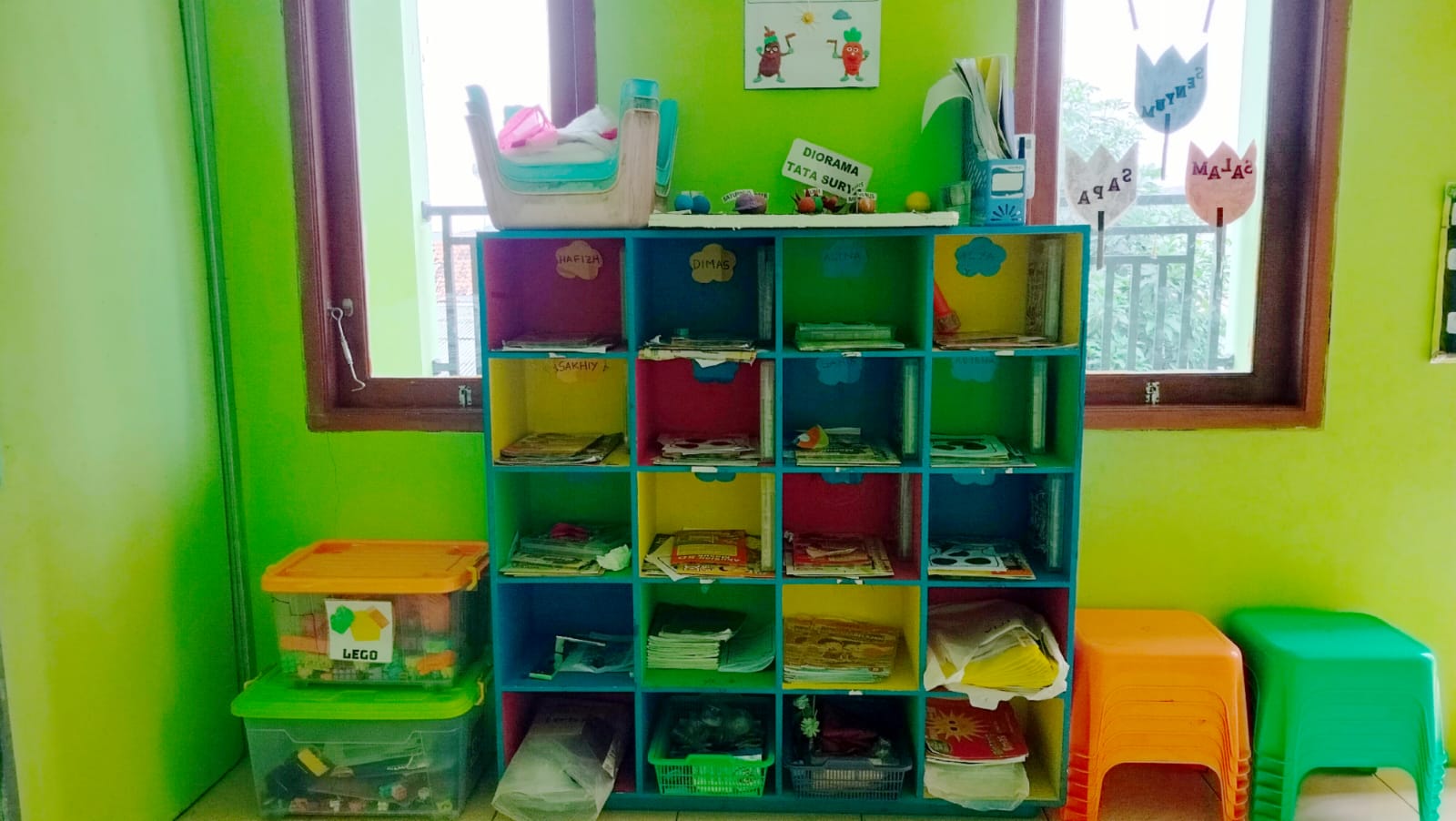 Rak Alat Belajar Anak